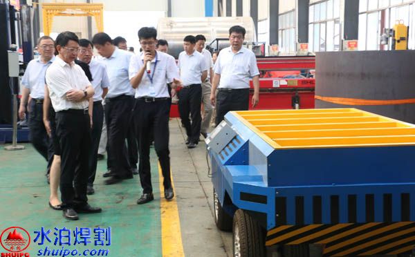 AGV機器人持續火熱，新領(lǐng)域帶來(lái)發(fā)展新機遇，水泊焊割自主研發(fā)的AGV小車(chē)